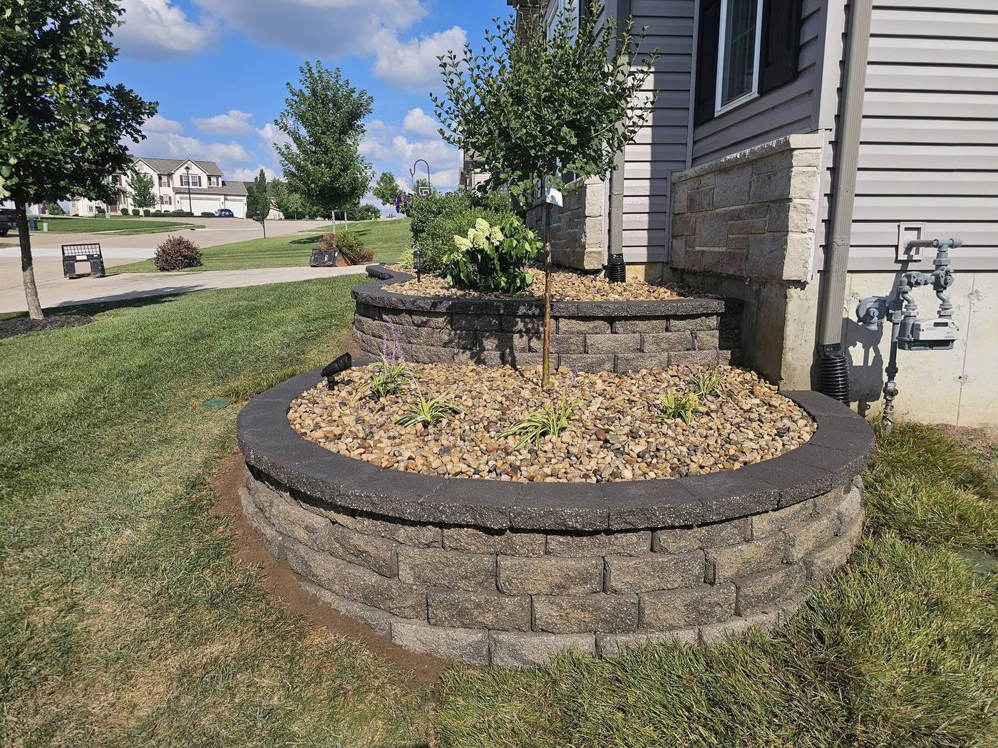 Round raised bed with capstones